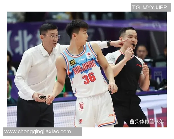 球迷疯狂求签名，偶像亲自上阵满足球迷心愿！