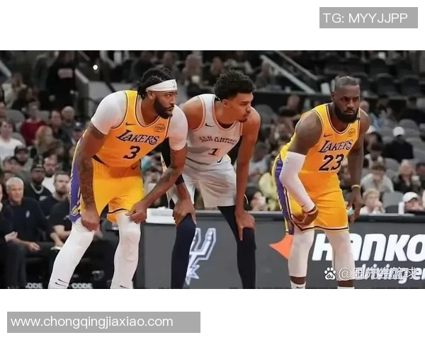 湖人战胜马刺，詹姆斯再度奉献三双表现，篮球传奇继续书写
